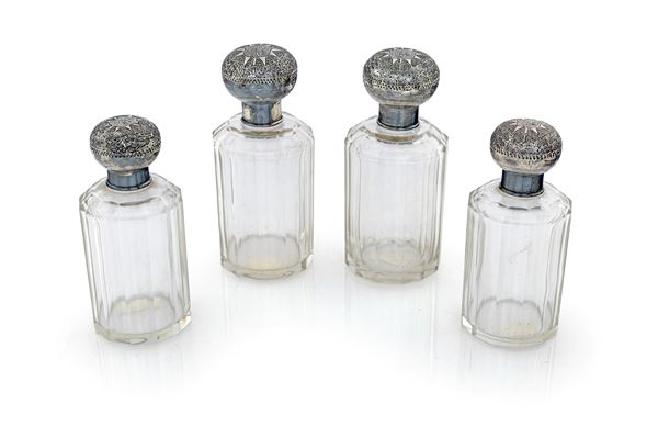Due coppie di flaconi in vetro con tappi in argento
