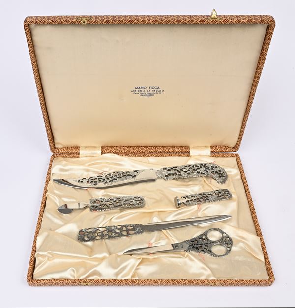 Servizio da scrivania in acciaio traforato: 2 tagliacarte, forbice, raschietto e sigillo