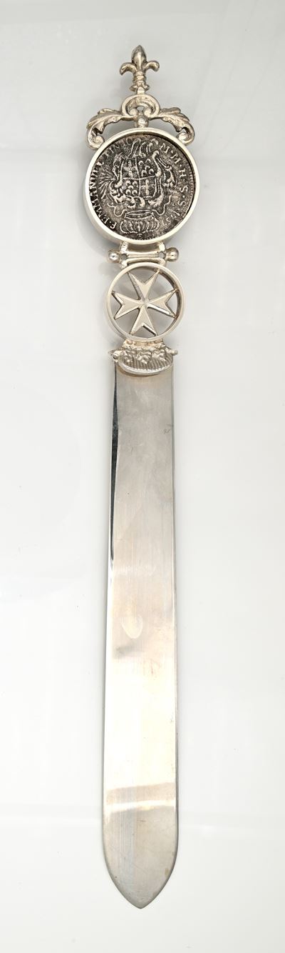 Un Tagliacarte in Argento 875/000 con Moneta