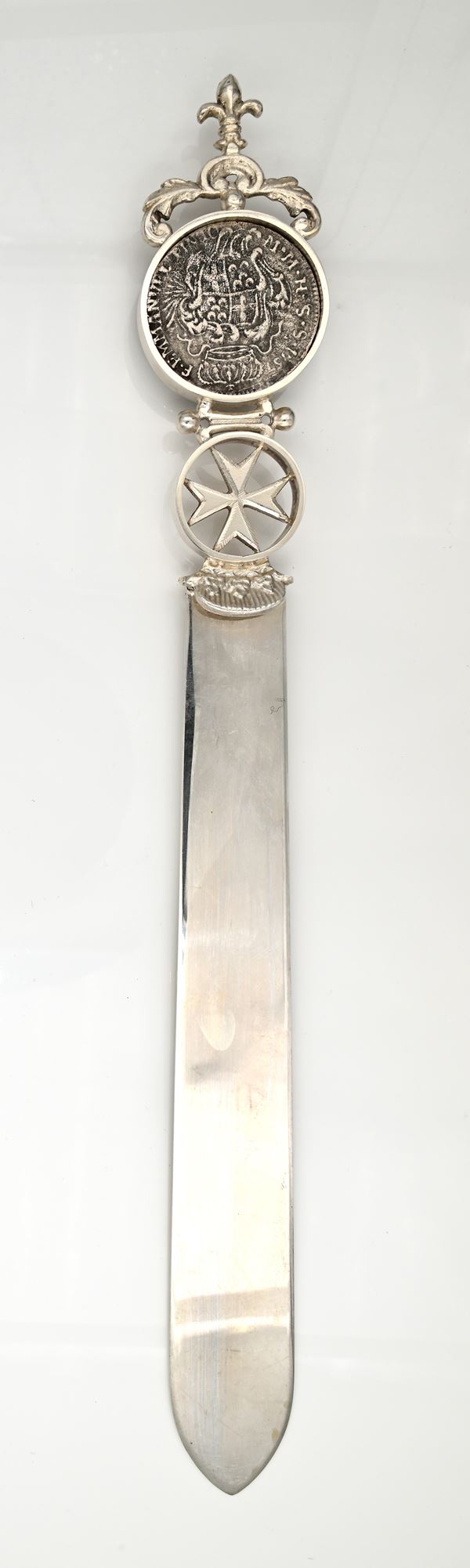 Un tagliacarte in argento 875/000 con moneta