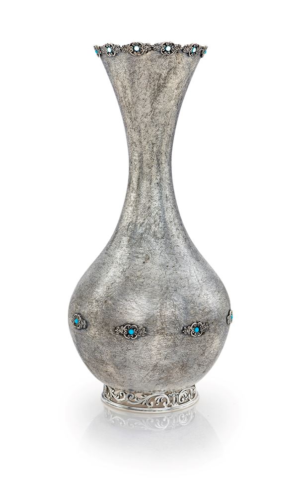Piccolo vaso in argento a superficie satinata con piccoli turchesi
