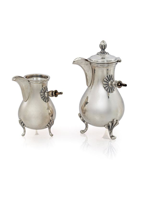 Servizio solitaire composto da caffetteria e lattiera su tre piedi