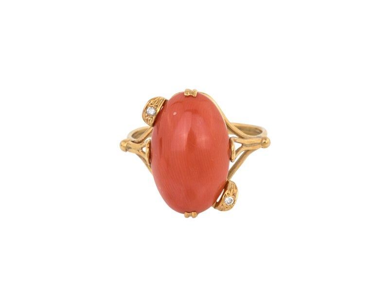 Anello in Oro Giallo con Spola di Corallo