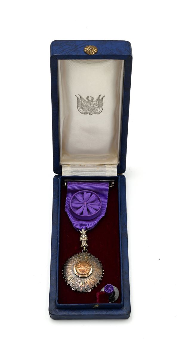 Ordine al Merito per Servizio Distinto o Ordine al Merito del Perù - Placca da ufficiale in metallo e smalto, con nastrino viola. Realizzato dalla Casa de Moneda Lima - Perù