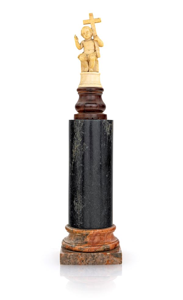 Piccola scultura in avorio raffigurante il Redentore Infante su colonnina di marmo, Italia meridionale, XVII/XVIII secolo