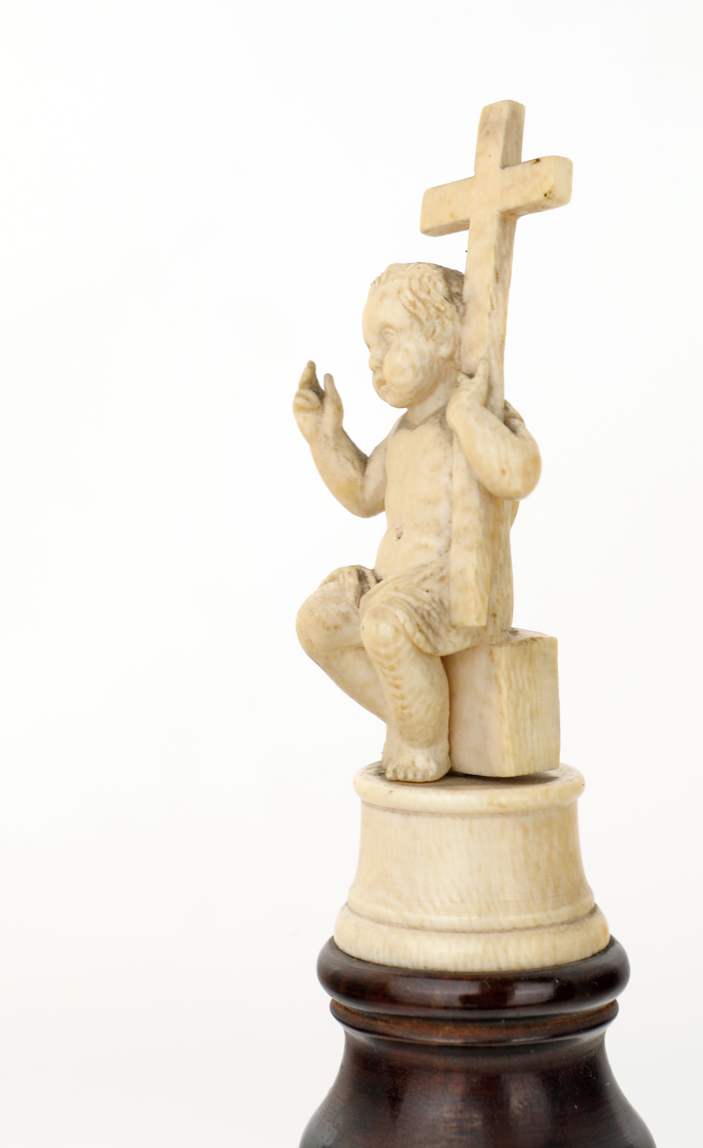 Piccola scultura in avorio raffigurante il Redentore Infante su colonnina di marmo, Italia meridi...