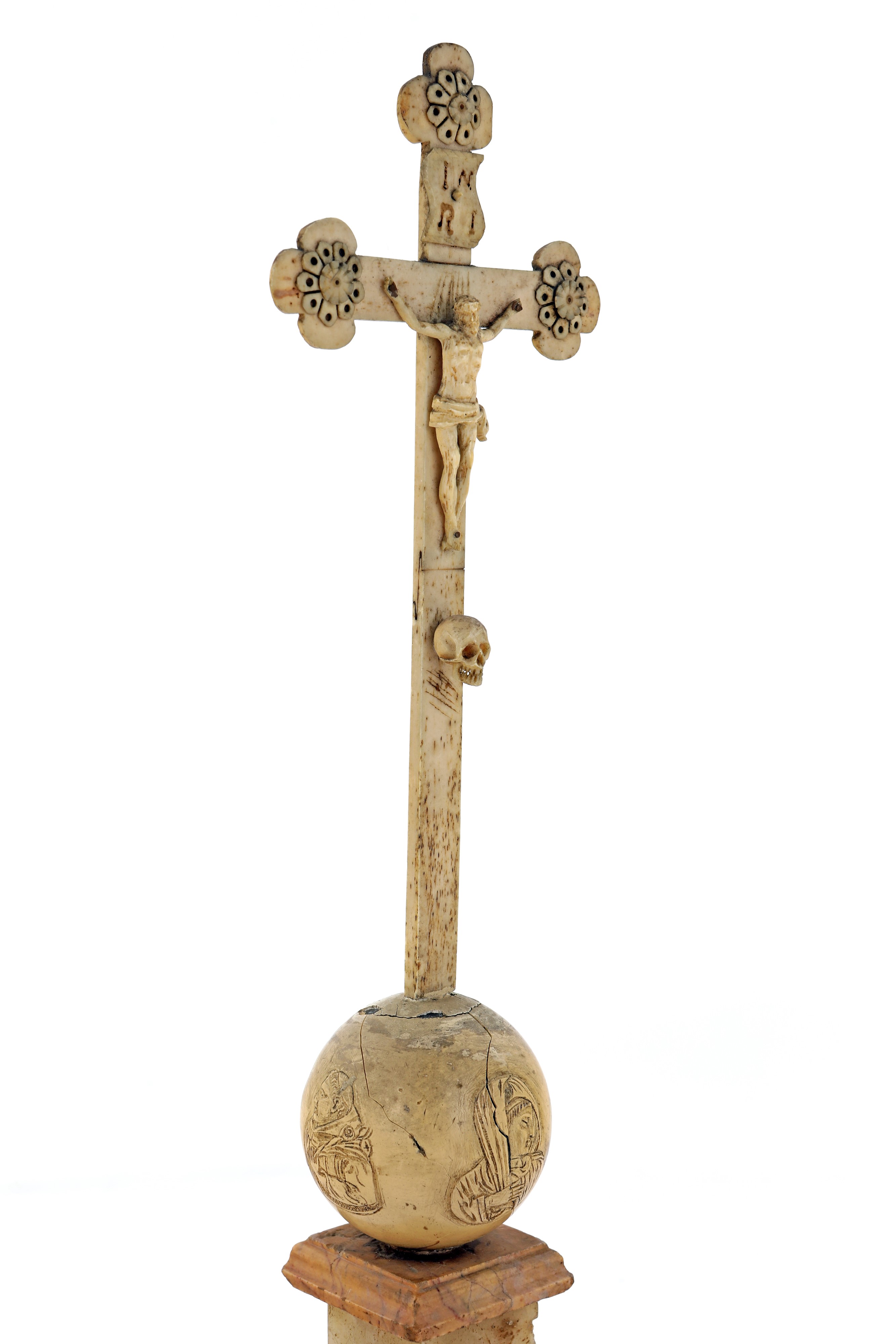 Crocifisso in osso su piedistallo in alabastro e marmi giallo e nero, XIX/XX secolo