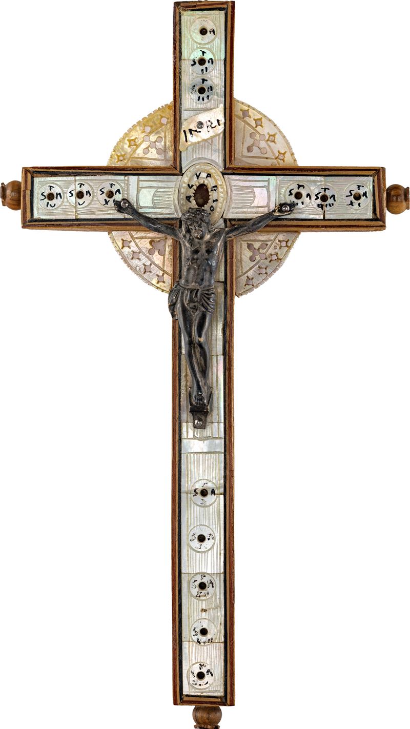 Crocifisso in ulivo e madreperla con figura in bronzo, arte sacra della Terra Santa, prima metà d...