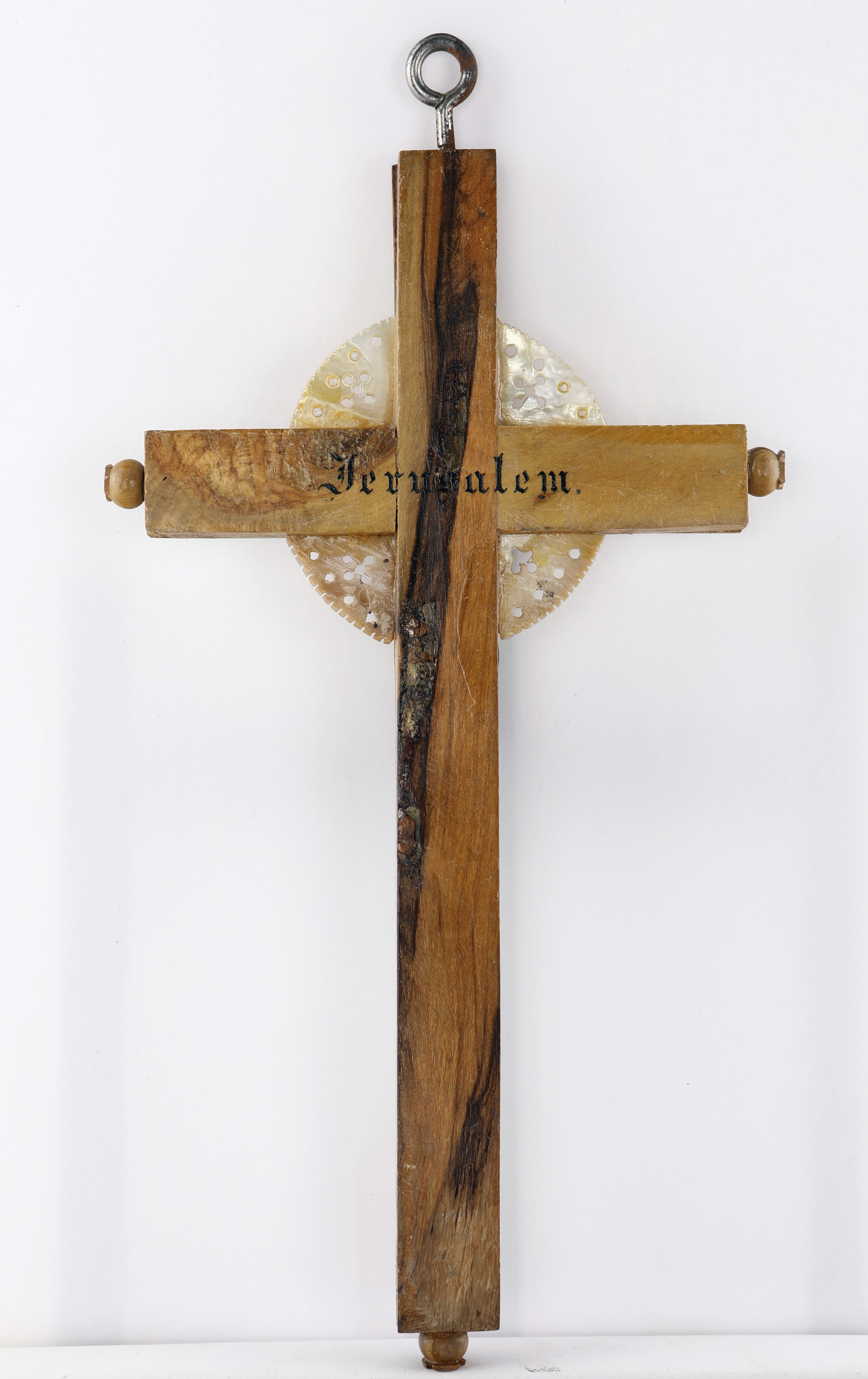 Crocifisso in ulivo e madreperla con figura in bronzo, arte sacra della Terra Santa, prima metà d...