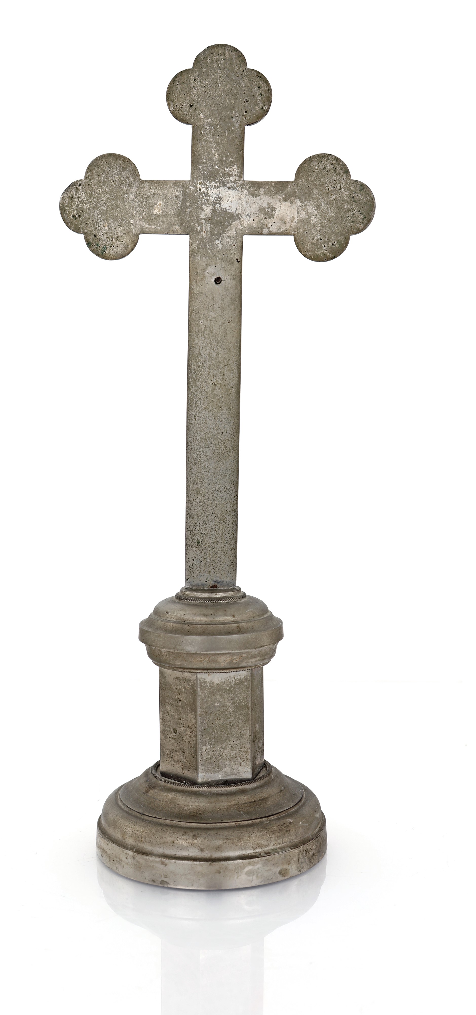 Crocifisso in metallo con inserti in mosaico, inizi del XX secolo