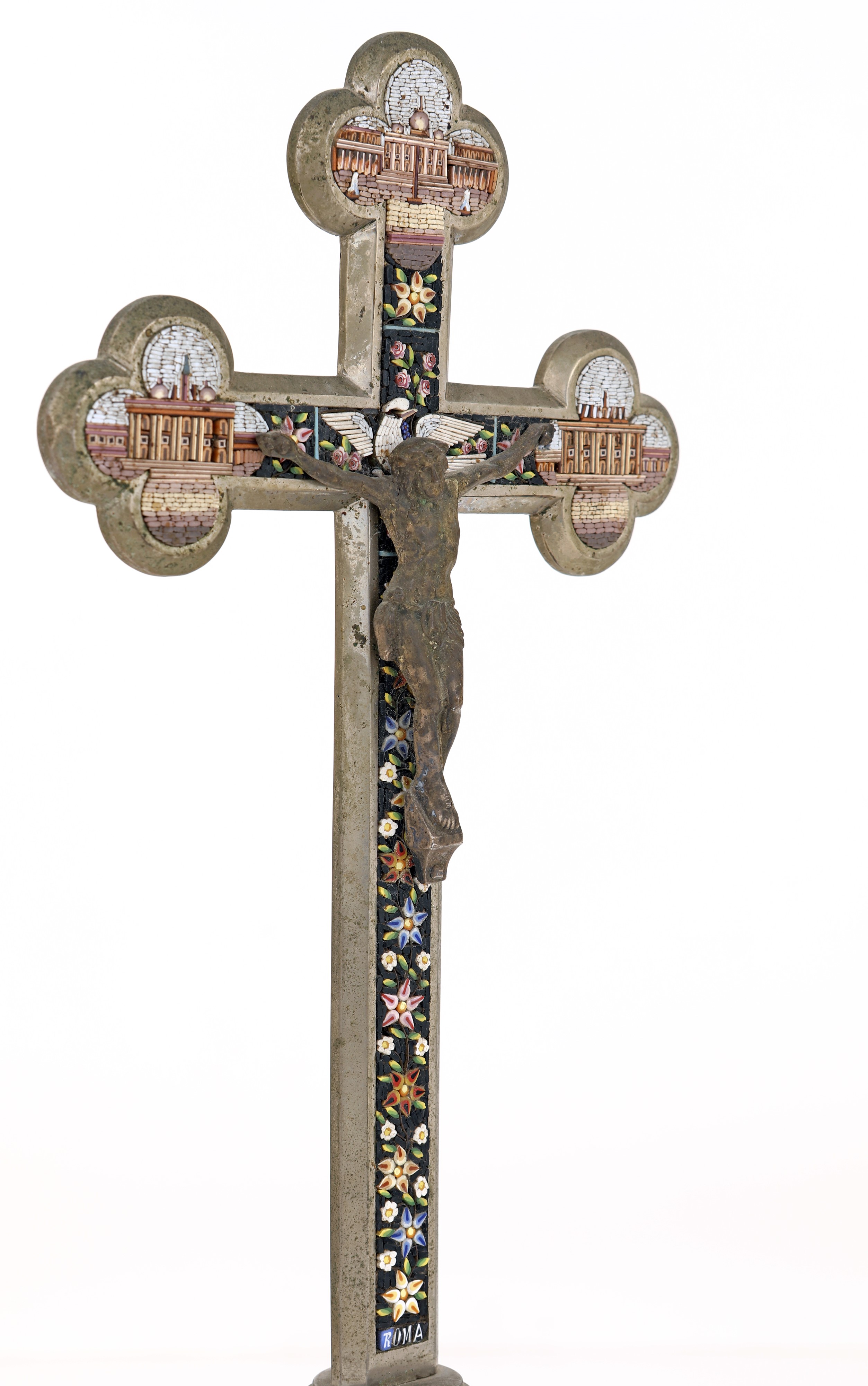 Crocifisso in metallo con inserti in mosaico, inizi del XX secolo