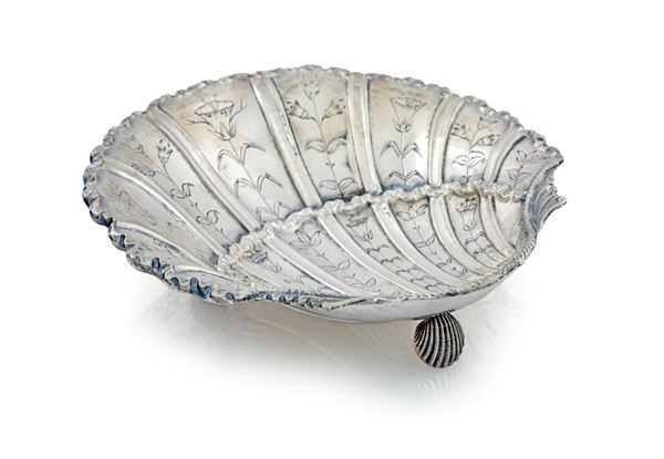 Alzatina a forma di conchiglia con esili steli fioriti incisi