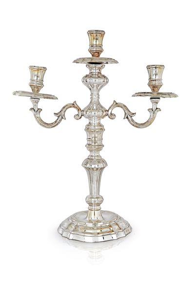 Candeliere in argento a tre luci, cm 34x27x13, gr. 672