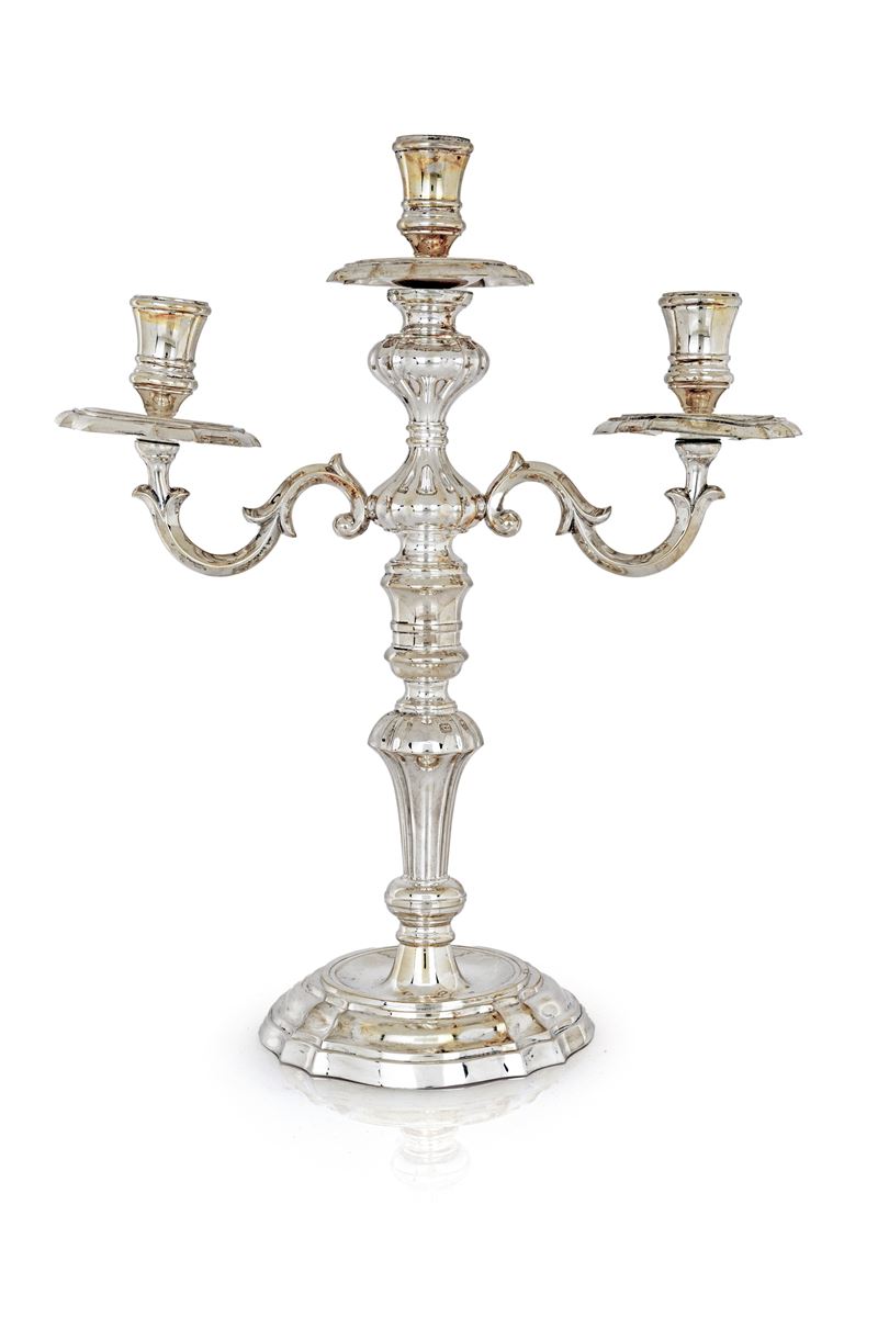 Candeliere in argento a tre luci, cm 34x27x13, gr. 672