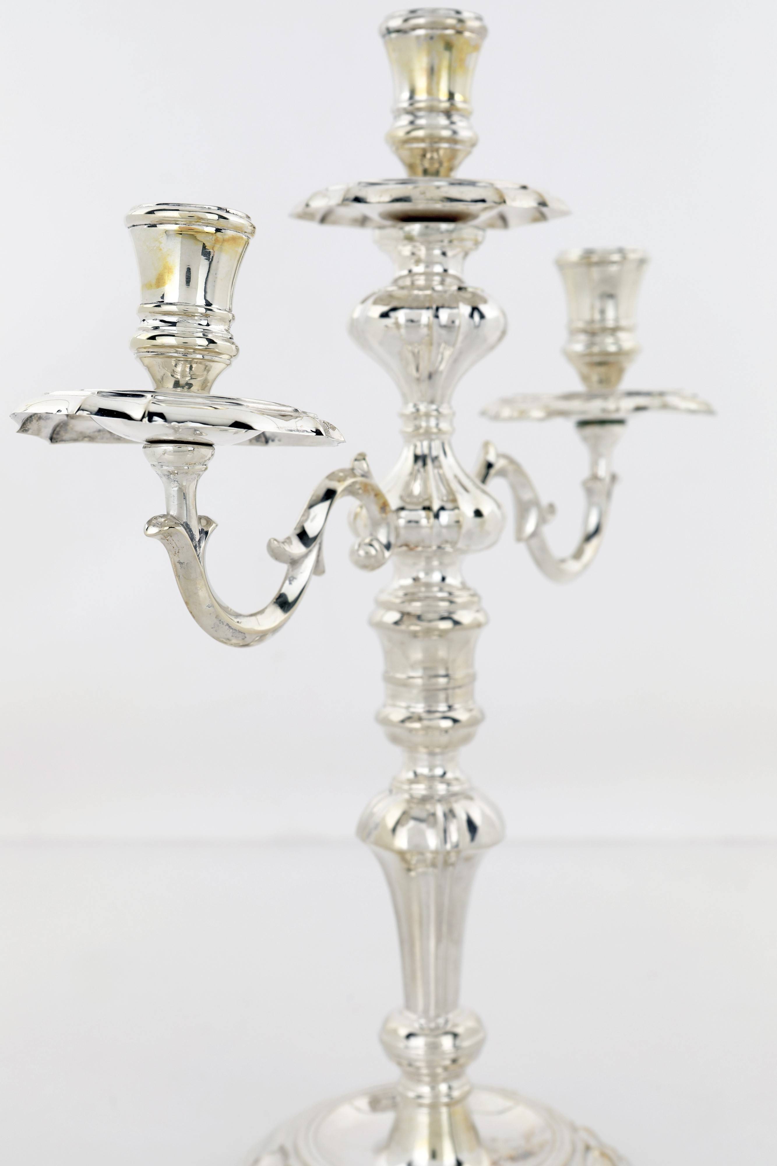 Candeliere in argento a tre luci, cm 34x27x13, gr. 672