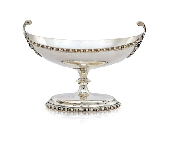 Navicella con profilo perlinato ed anse incurvate emergenti da palmette