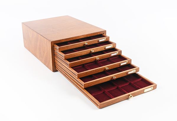 Piccola cassettiera in legno con 6 cassetti pieni di scomparti portamonete rivestiti di velluto