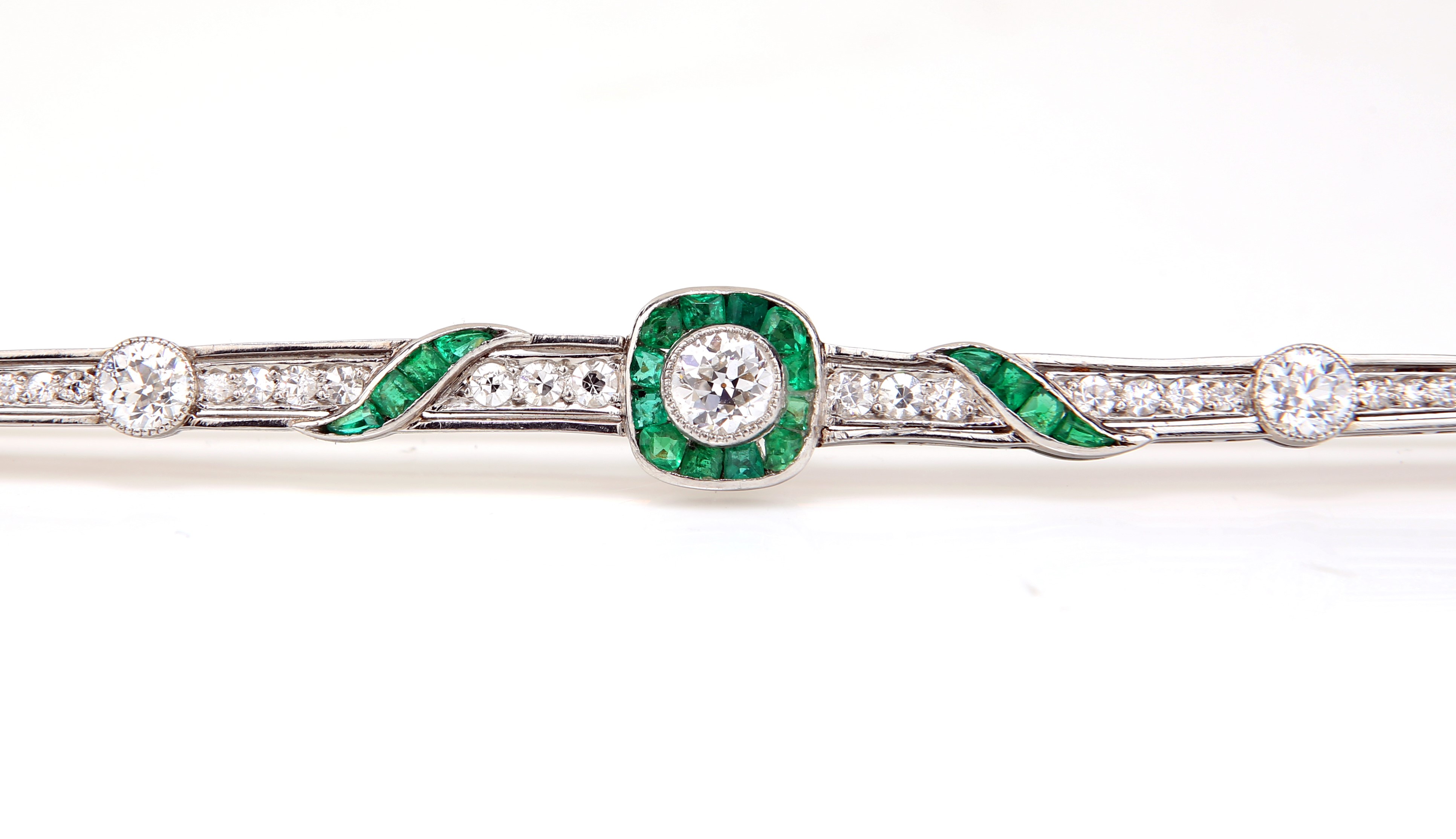 Tiffany, Spilla a Barretta in Platino, Oro, Diamanti e Smeraldi