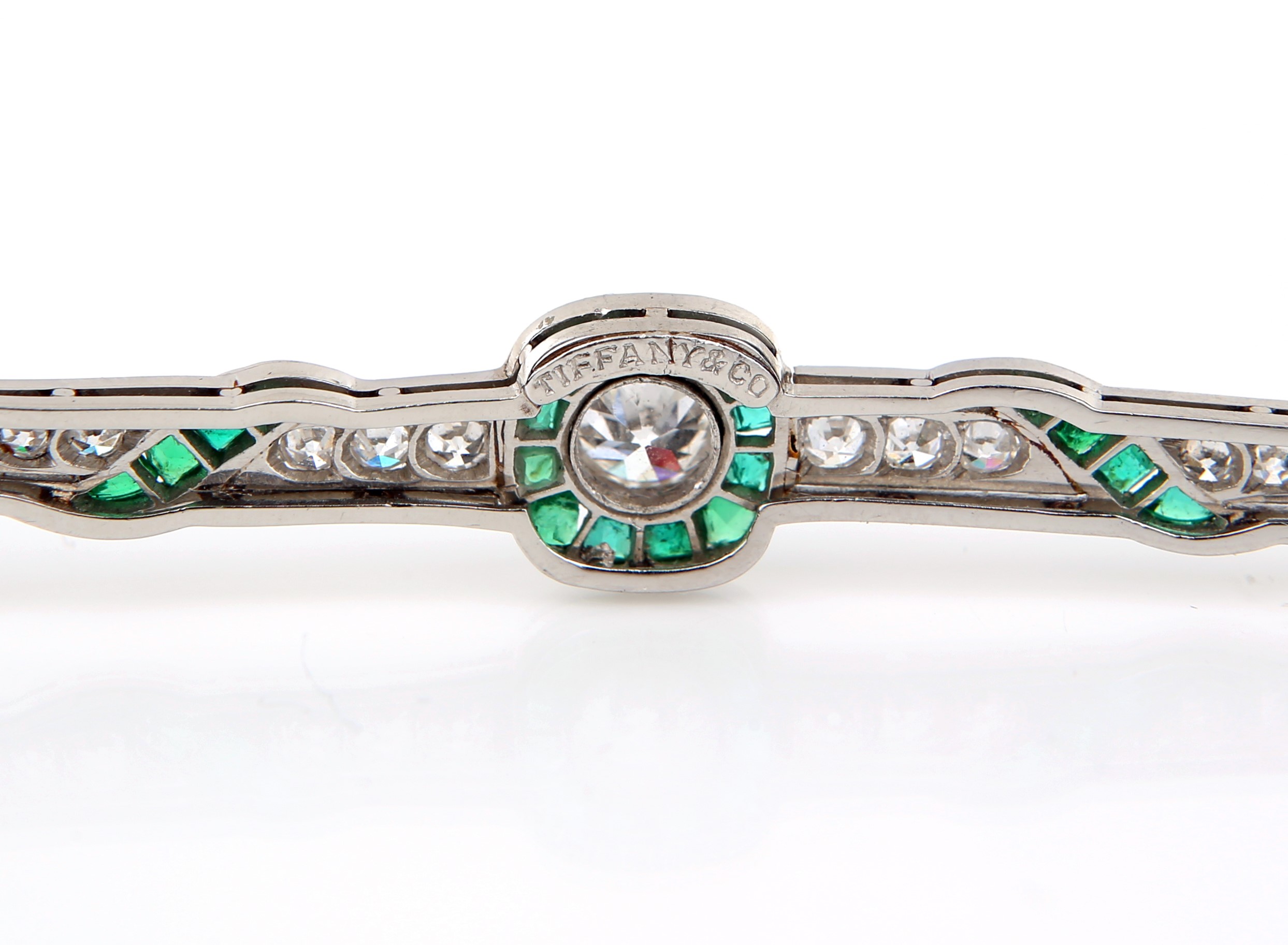 Tiffany, Spilla a Barretta in Platino, Oro, Diamanti e Smeraldi
