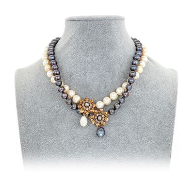Coppia di Collane in Perle Coltivate D'acqua Dolce Bianche e Nere con Chiusure in Oro, Diamanti, ...