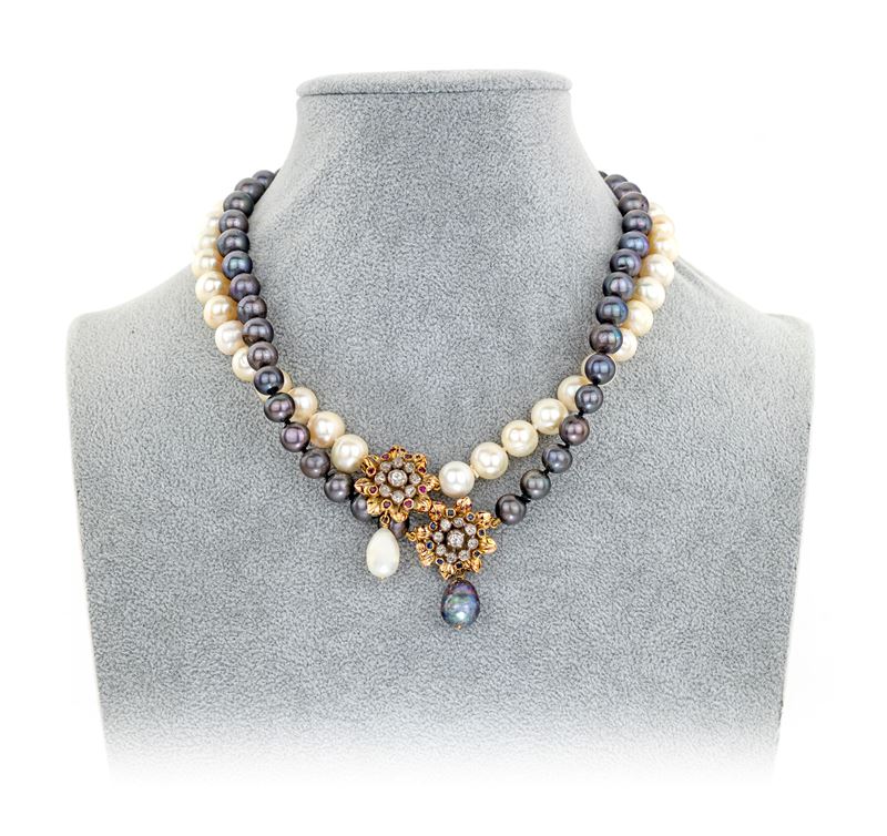 Coppia di Collane in Perle Coltivate D'acqua Dolce Bianche e Nere con Chiusure in Oro, Diamanti, ...