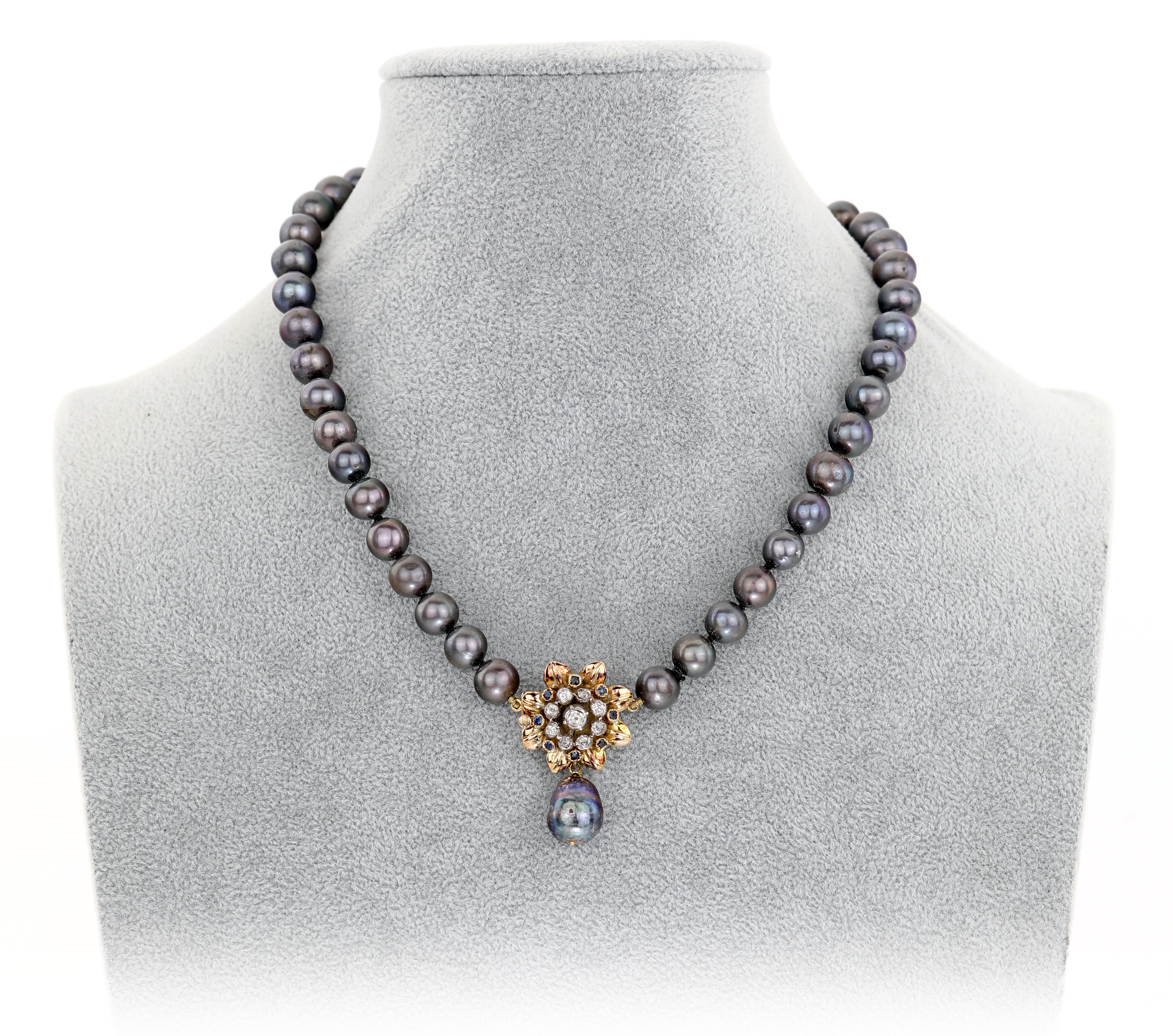 Coppia di Collane in Perle Coltivate D'acqua Dolce Bianche e Nere con Chiusure in Oro, Diamanti, ...