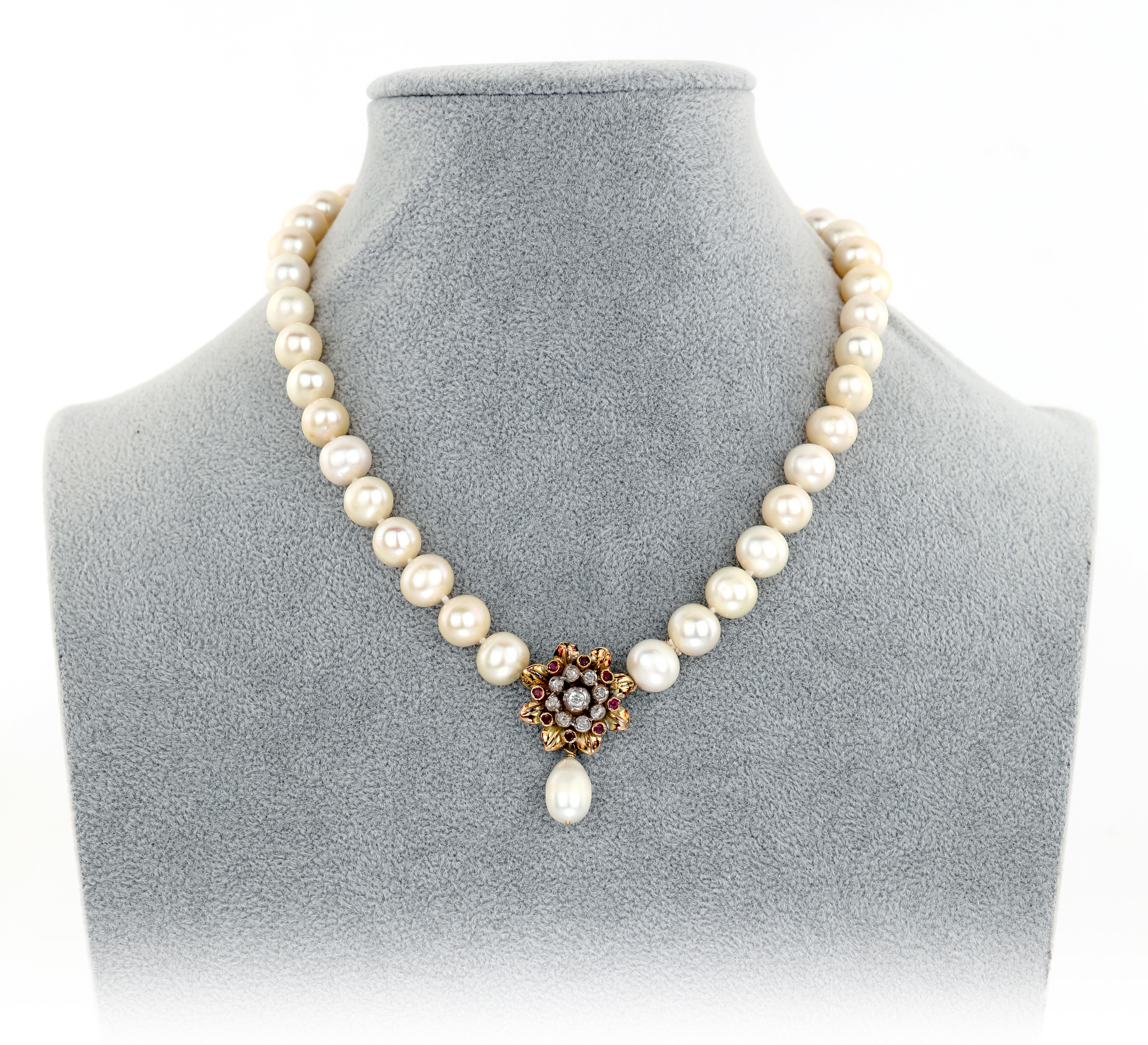 Coppia di Collane in Perle Coltivate D'acqua Dolce Bianche e Nere con Chiusure in Oro, Diamanti, ...