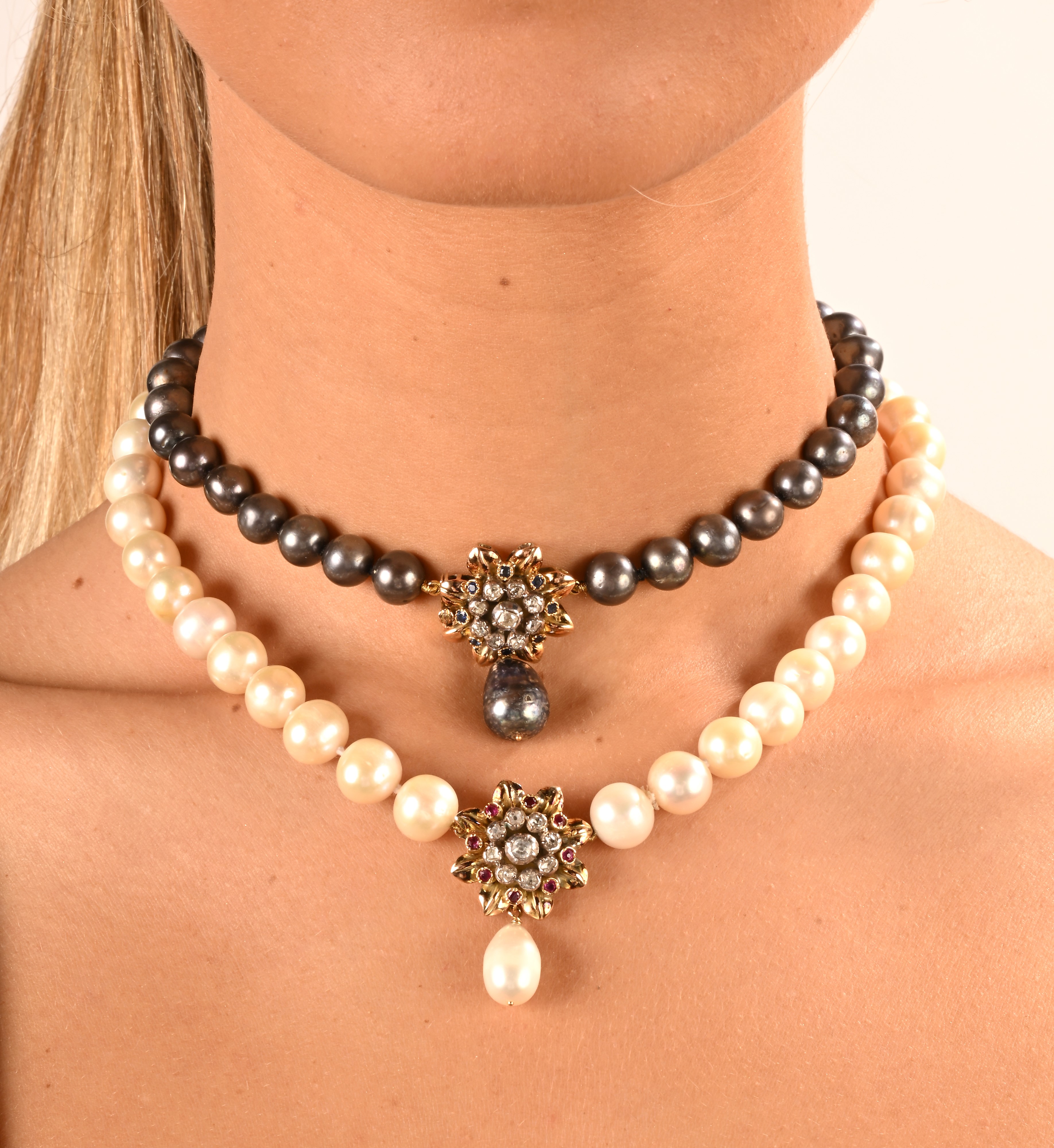 Coppia di Collane in Perle Coltivate D'acqua Dolce Bianche e Nere con Chiusure in Oro, Diamanti, ...