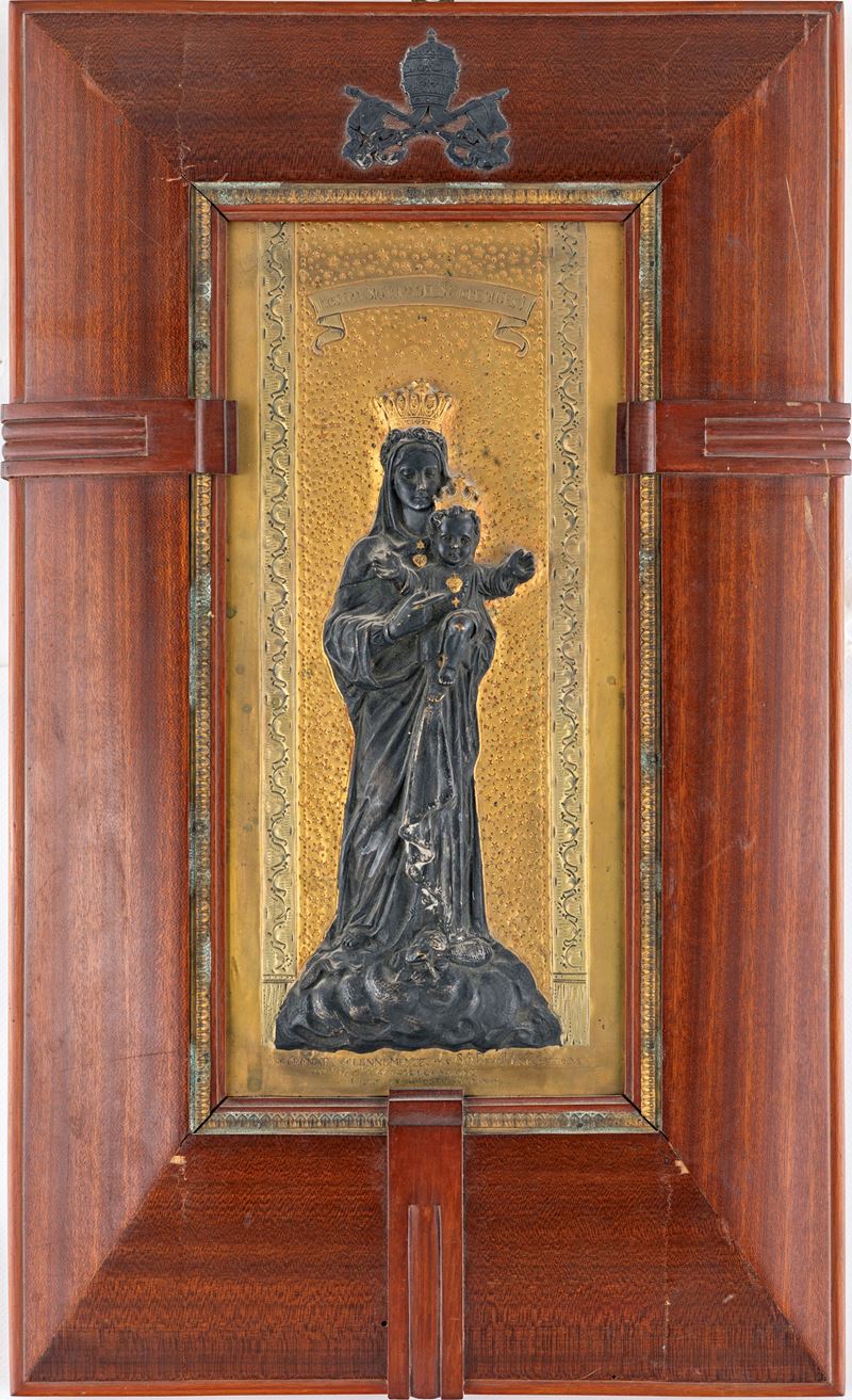 Bassorilievo in rame dorato e brunito raffigurante Nostra Signora del Sacro Cuore, inizi del XX s...