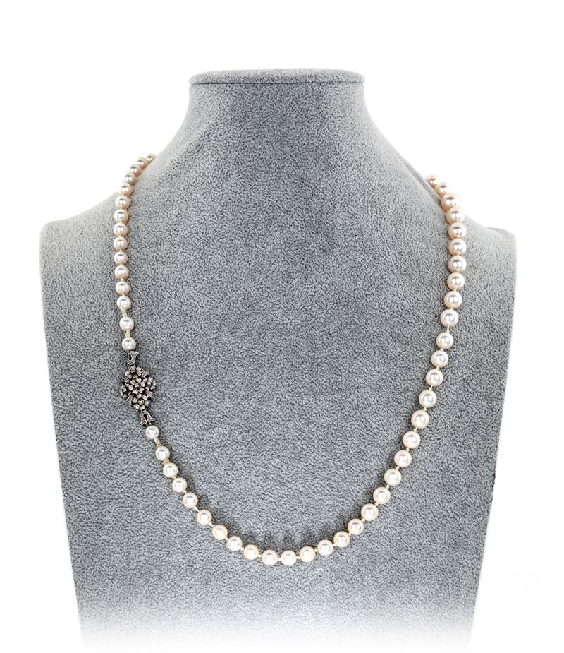 Collana di Perle Coltivate a Gradazione con Chiusura in Oro