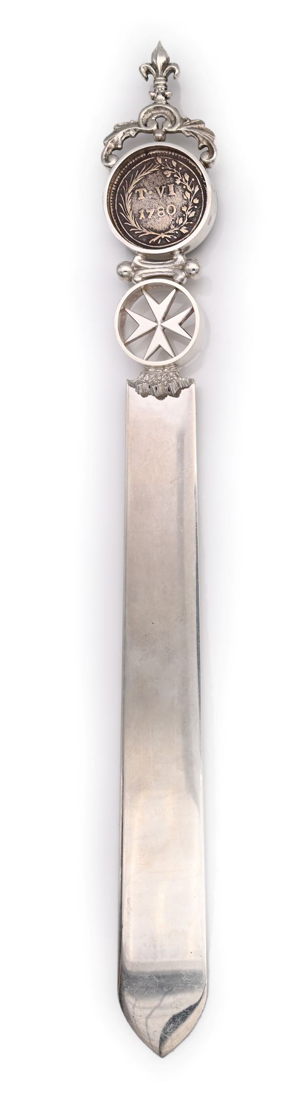 Un tagliacarte in argento 917/000 con moneta