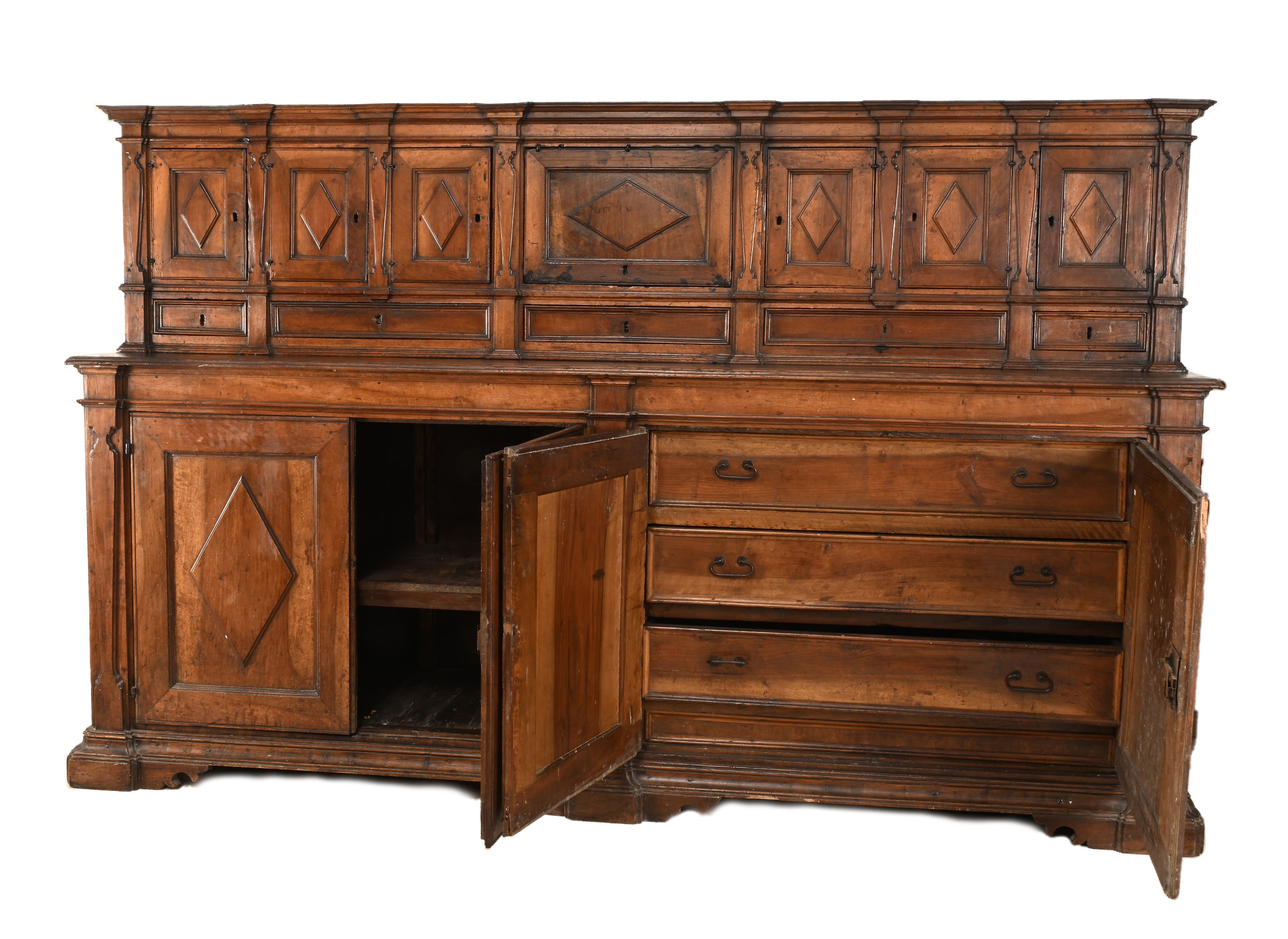 Grande mobile da sagrestia in noce, XVII secolo