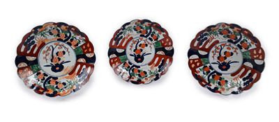 Tre piatti in porcellana Imari, Arita, Giappone, prima metà del XX secolo, diametro 31,5 cm