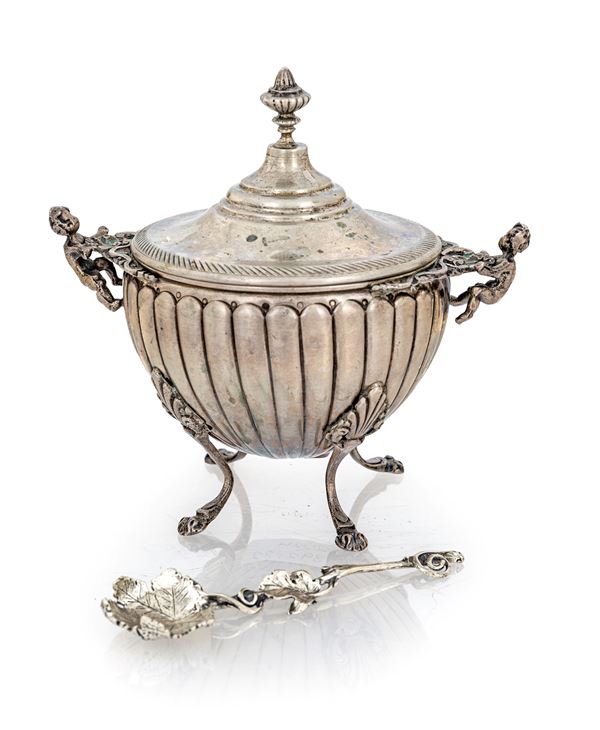 Zuccheriera in argento con coperchio e manici a forma di amorino