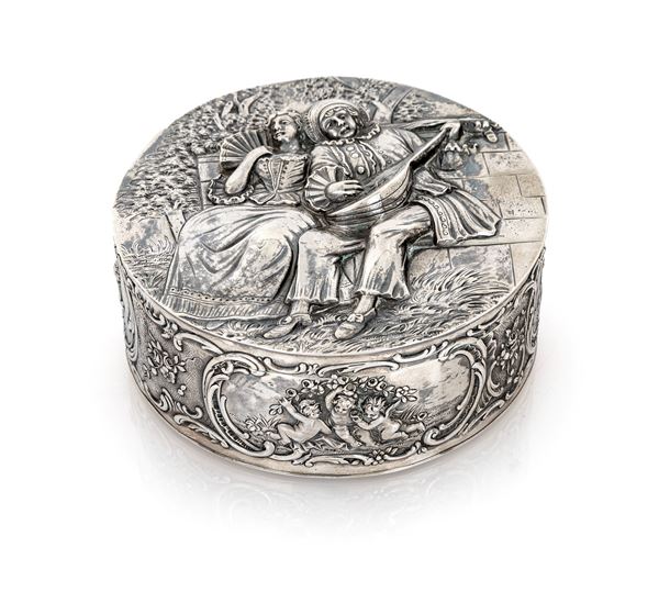 Scatola circolare con figure sbalzate