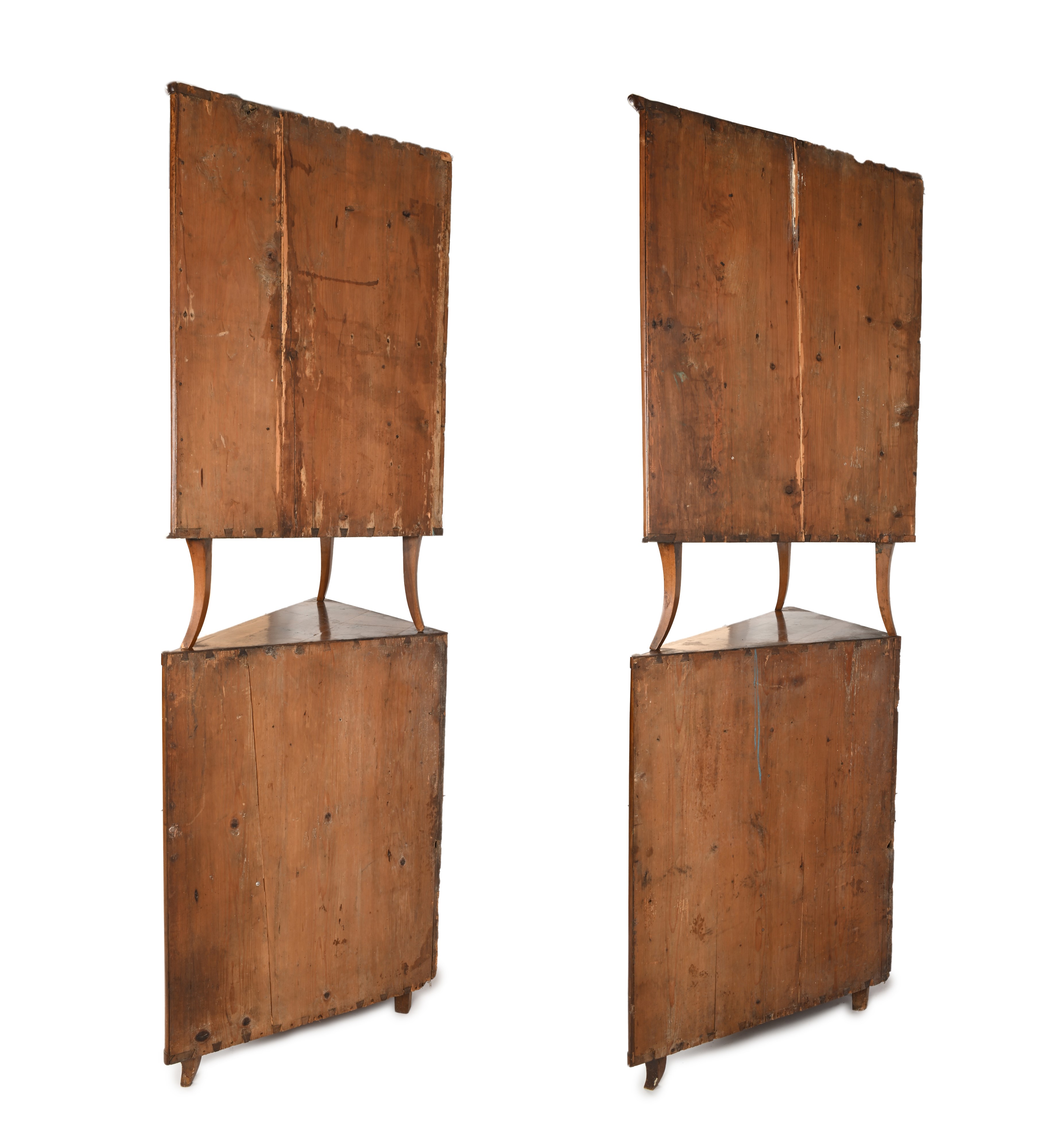 Coppia di angoliere a due corpi in noce, Piemonte, XVIII secolo