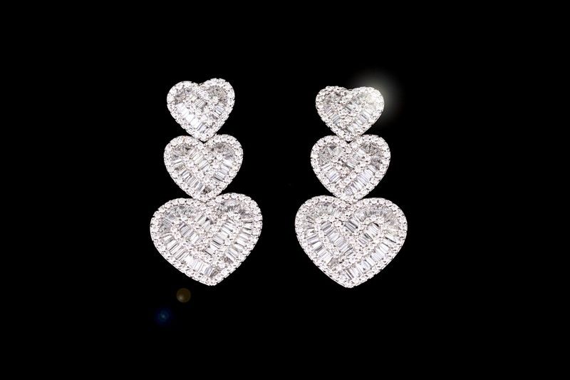 Orecchini in Oro Bianco con Tre Cuori di Brillanti