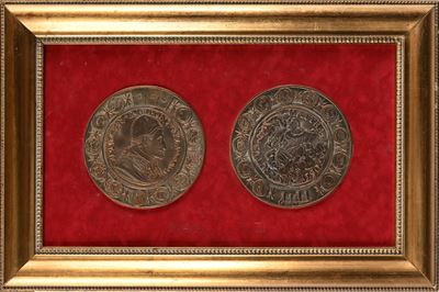 Medaglia in Bronzo Raffigurante una Piastra di Innocenzo XI Contornata da Monete Italiane di Età ...