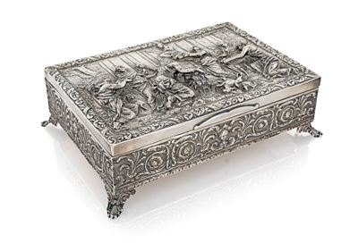 Scatola Rettangolare in Legno Rivestito in Argento con Scena di Sacrificio
