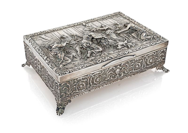 Scatola Rettangolare in Legno Rivestito in Argento con Scena di Sacrificio