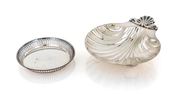 Due piattini diversi: conchiglia e sottobicchiere