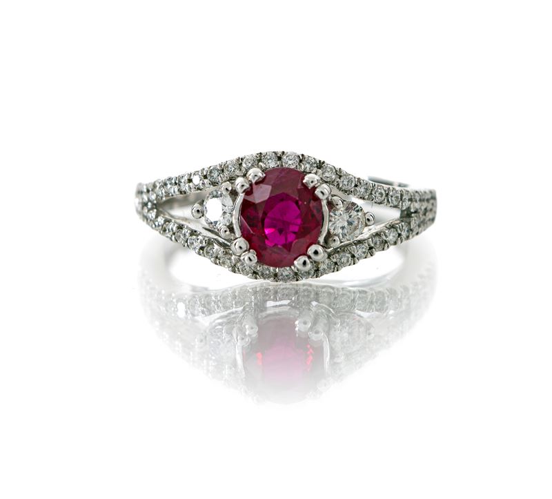 Anello in Oro, Brillanti e Rubino Centrale