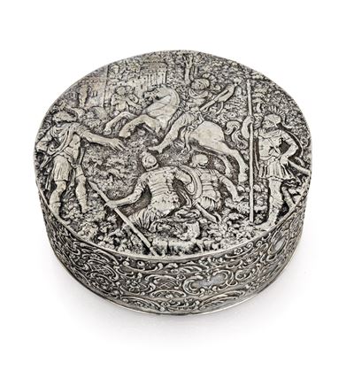 Scatola Circolare in Argento con Scena di Battaglia in Bassorilievo