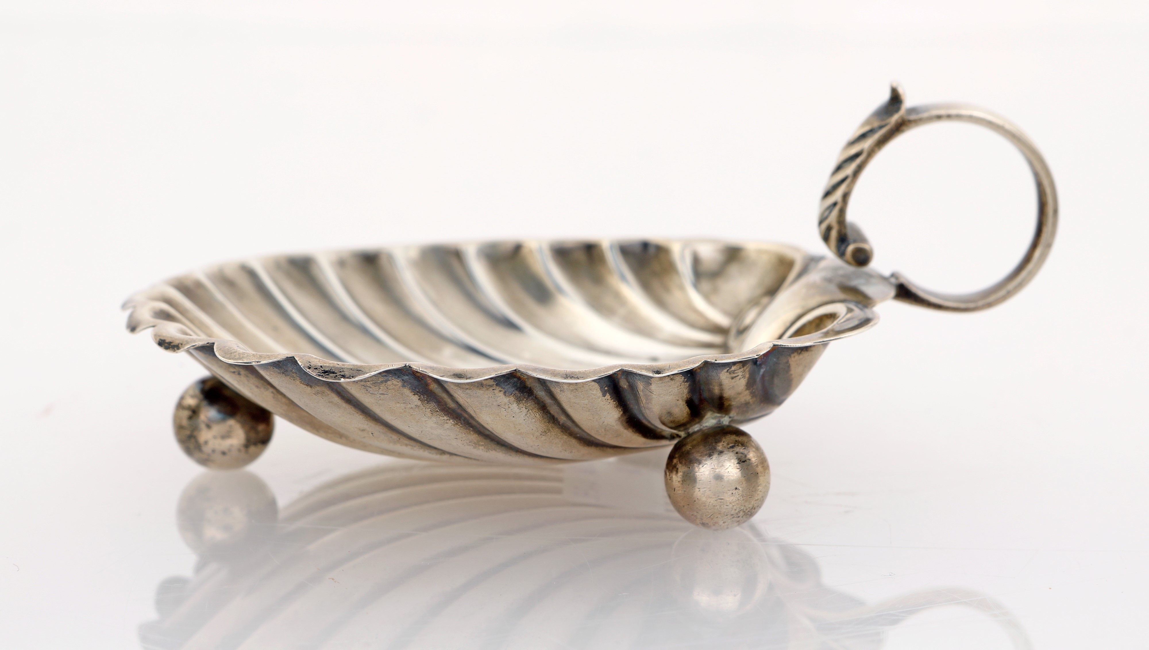 Vaschetta a Forma di Conchiglia con Manico, Birmingham, 1896, Argentiere B&t