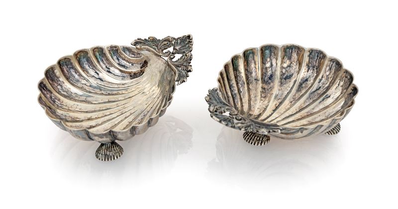 Coppia di Vaschette a Conchiglia in Argento 800/000