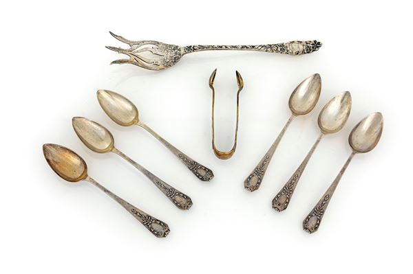 Sei cucchiaini da tè, pinza per zollette e forchetta da dolce