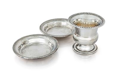 Piccolo Vaso a Cratere e Coppia di Piattini in Argento