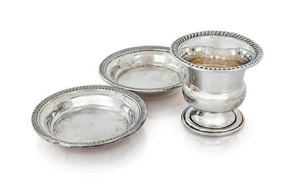 Piccolo vaso a cratere e coppia di piattini in argento