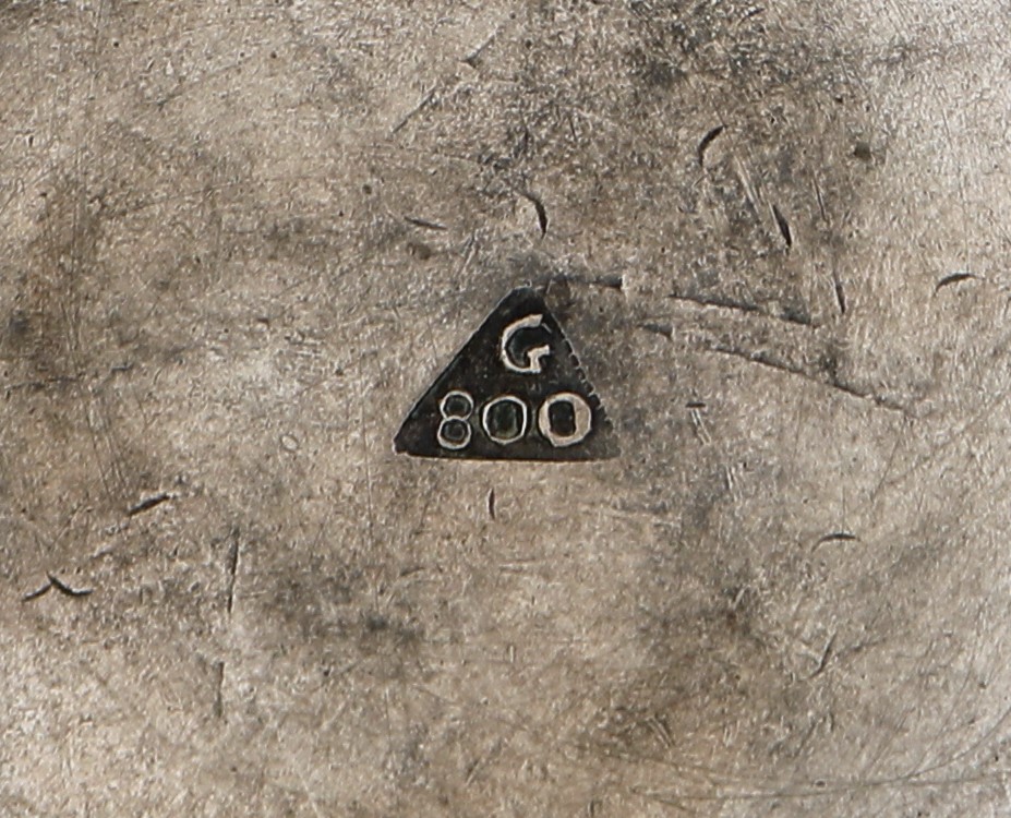 Piccola scatola circolare in argento cesellato ed inciso