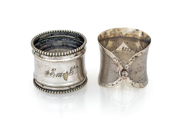 Due portatovagliolo ad anello diversi